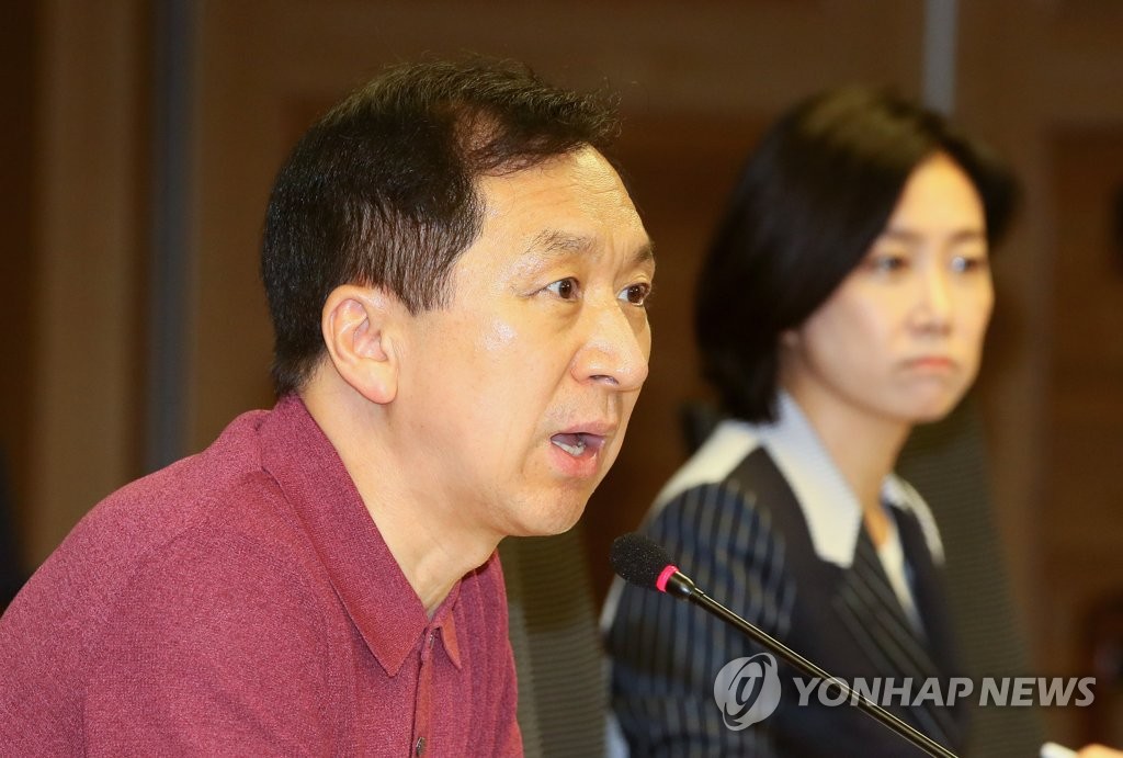 金起ヒョン氏（手前・資料写真）＝（聯合ニュース）