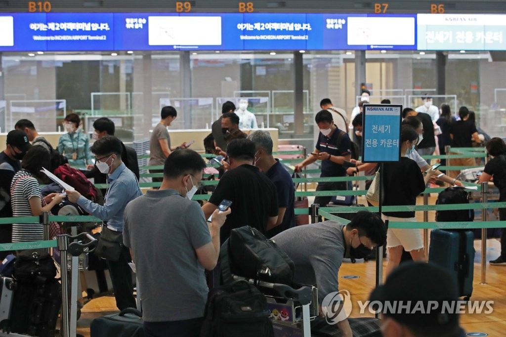 This photo, taken on July 23, 2020, shows South Korean businesspeople lined up at counters at Incheon International Airport to board a special Guangzhou-bound chartered flight after Seoul and Beijing set up a fast-track entry system to allow entry by business travelers in exception to entry restrictions imposed over coronavirus concerns. (Yonhap) 