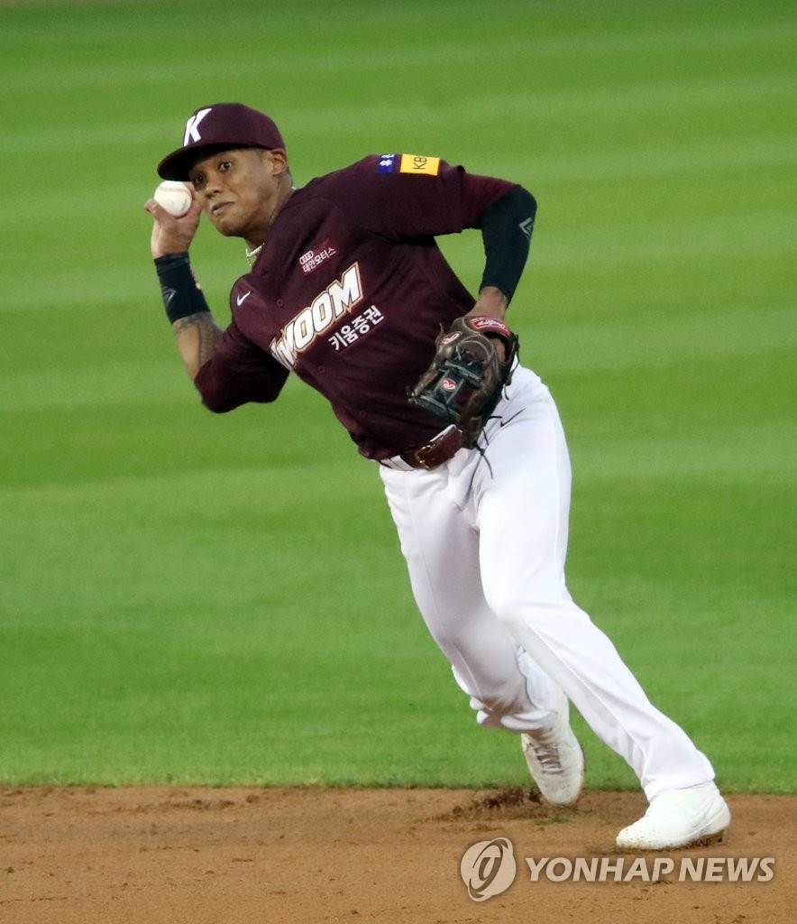 Addison Russell of the Kiwoom Heroes makes a throw to first base in the bottom of the fourth inning of a Korea Baseball Organization regular season game against the Doosan Bears at Jamsil Baseball Stadium in Seoul on July 28, 2020. (Yonhap)