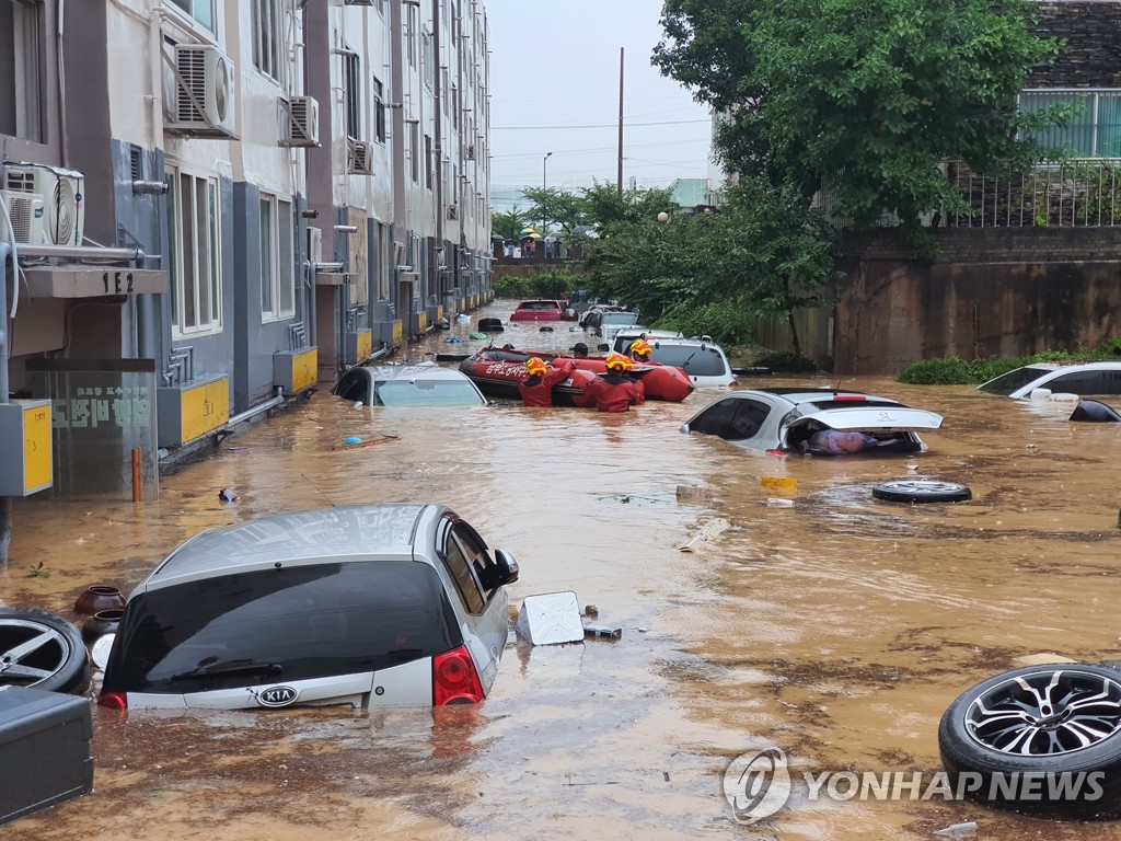 물바다 된 아파트 주차장…침수된 차량