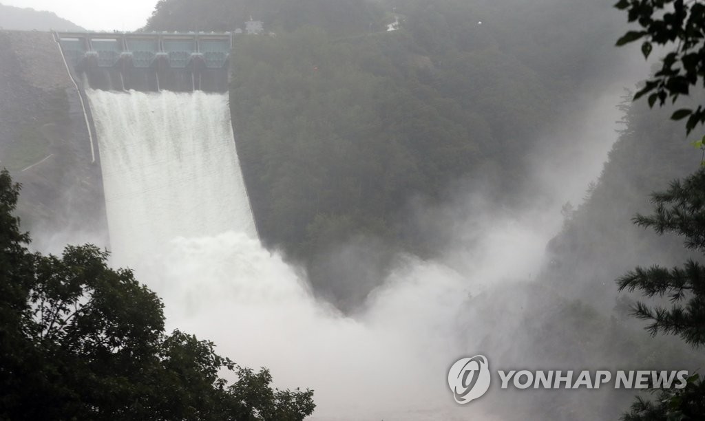 Floodgates at Soyang River Dam in Chuncheon, Gangwon Province, release water for the first time in three years on Aug. 5, 2020, as water levels rose following recent heavy rain. (Yonhap)