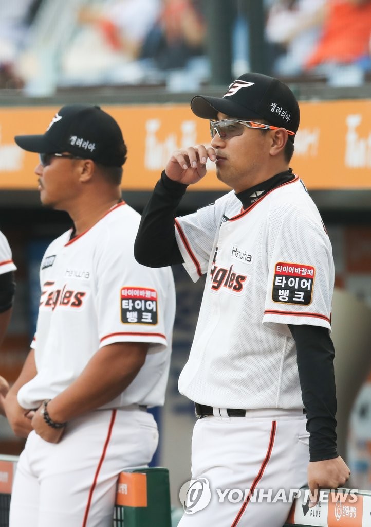 In this file photo, from Aug. 5, 2020, Choi Won-ho (R), interim manager of the Hanwha Eagles, watches his team in action against the NC Dinos in a Korea Baseball Organization regular season game at Hanwha Life Eagles Park in Daejeon, 160 kilometers south of Seoul. (Yonhap)