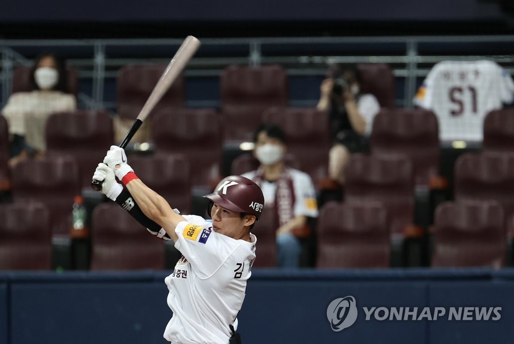 Kim Hye-seong of the Kiwoom Heroes follows through on a two-run single against the LG Twins in a Korea Baseball Organization regular season game at Gocheok Sky Dome in Seoul on Aug. 9, 2020. (Yonhap)