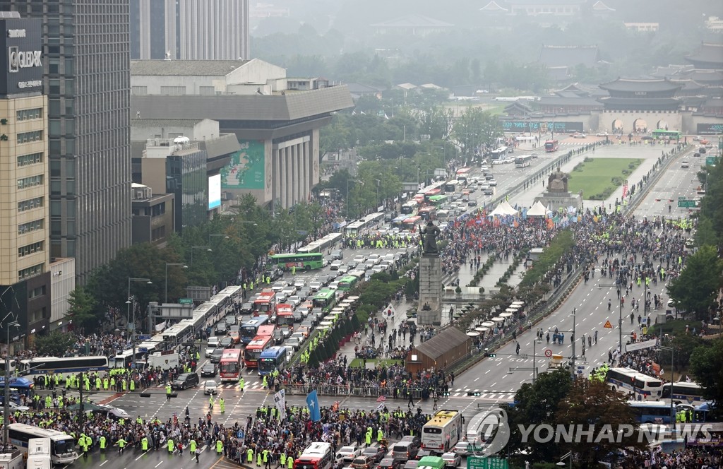 Police restrict parts of Gwanghwamun in central Seoul on Aug. 15, 2020, as mass rallies take place. (Yonhap)