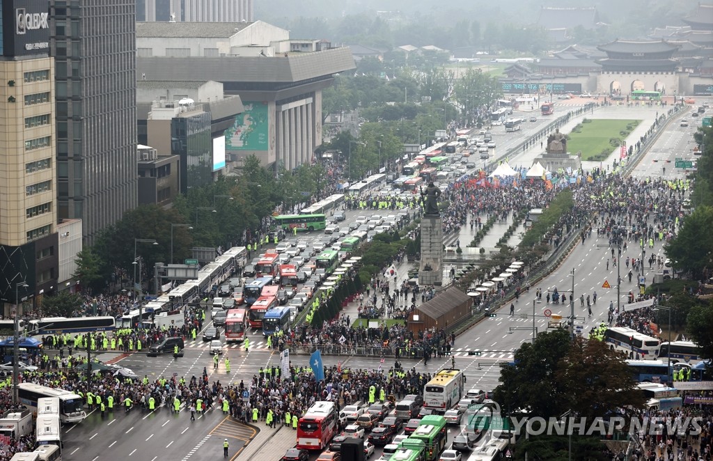 Traffic around Gwanghwamun Square is halted as anti-government demonstrations organized by the Sarang Jeil Church and the conservative Freedom Union confront police on Aug. 15, 2020. (Yonhap)