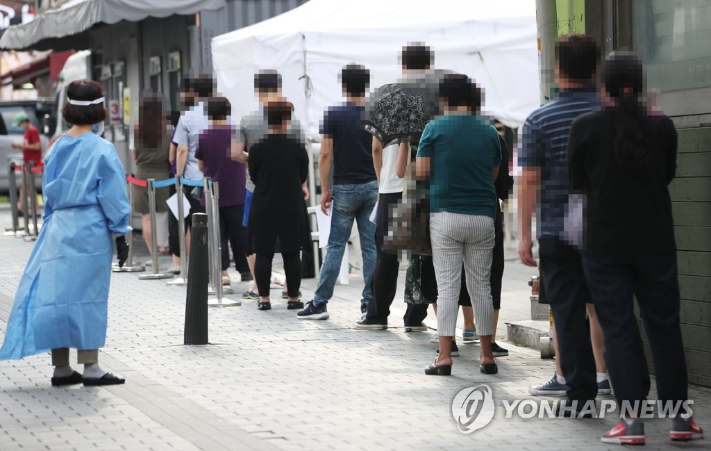 People in Seoul's Seongbuk Ward wait to get tested for the new coronavirus on Aug. 16, 2020. (Yonhap)