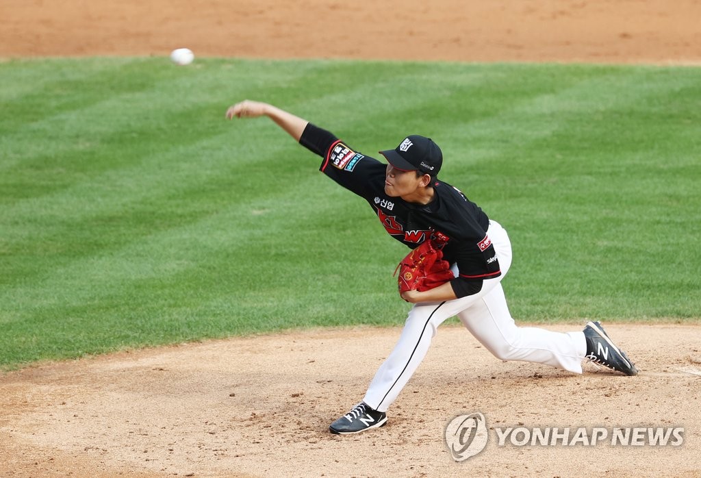 In this file photo from Aug. 16, 2020, So Hyeong-jun of the KT Wiz pitches against the Doosan Bears in a Korea Baseball Organization regular season game at Jamsil Baseball Stadium in Seoul. (Yonhap)