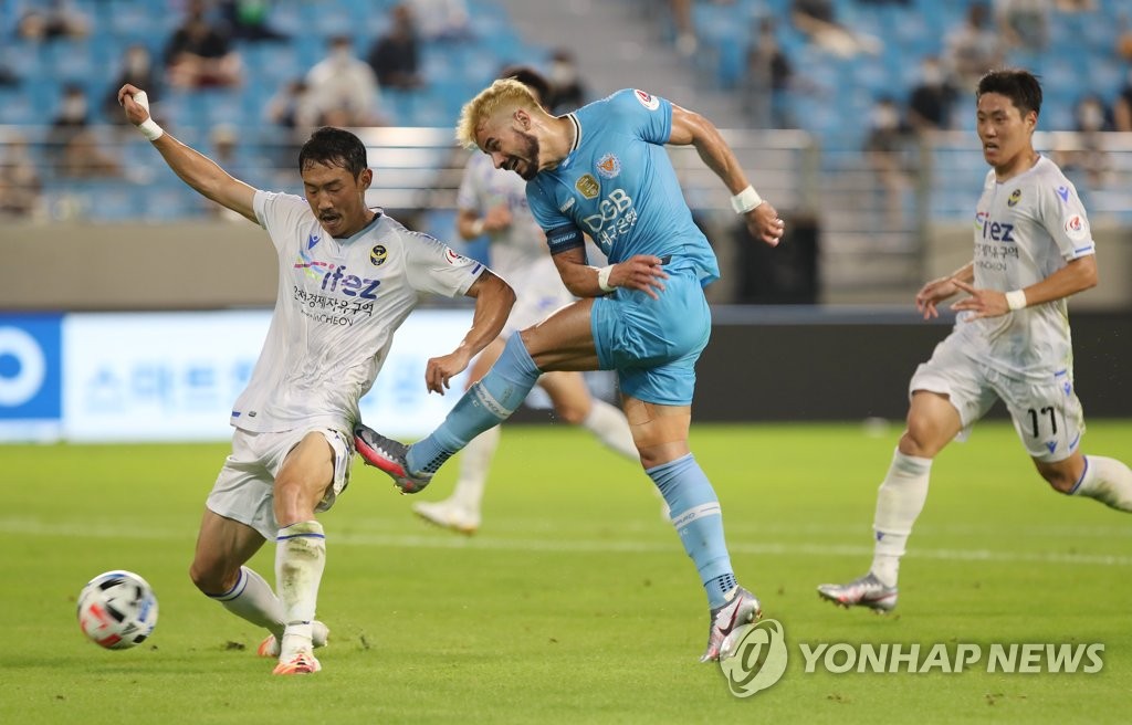 In this file photo from Aug. 16, 2020, Cesinha of Dageu FC (C) fires a shot against Incheon United during a K League 1 match at DGB Daegu Bank Park in Daegu, 300 kilometers southeast of Seoul. (Yonhap)