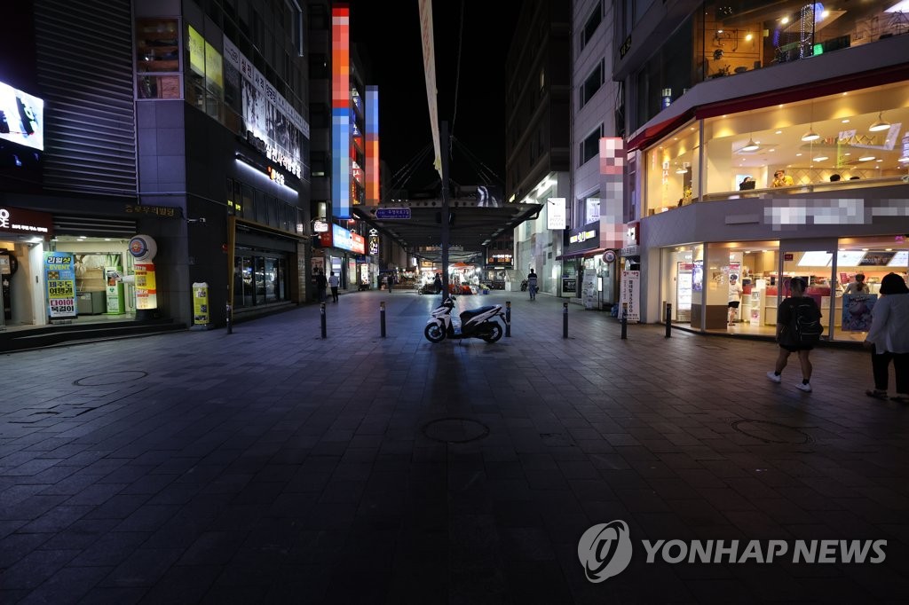 This photo, taken on Aug. 19, 2020, shows an empty street in Seoul's central Jongno district after the government ordered a two-week shutdown of risk-prone facilities in Seoul and neighboring area over the COVID-19 pandemic. (Yonhap)