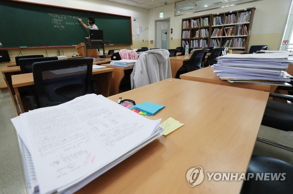 This photo, taken on Aug. 24, 2020, shows a lecturer teaching an online class at a cram school in southern Seoul. (Yonhap)