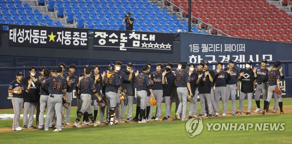 In this file photo from Aug. 24, 2020, Hanwha Eagles players celebrate their 6-3 win over the LG Twins in a Korea Baseball Organization regular season game at Jamsil Baseball Stadium in Seoul. (Yonhap)