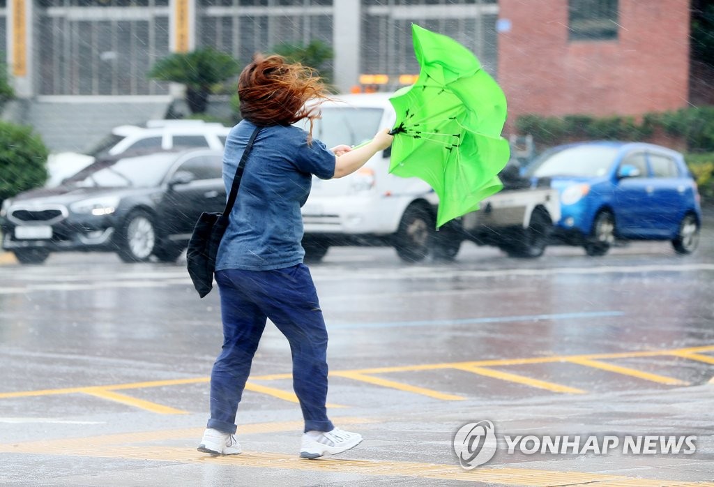 강한 비바람에 우산과 사투 벌이는 시민