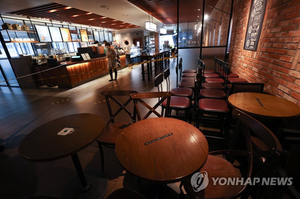 A coffee shop in central Seoul is largely empty on Aug. 30, 2020, as the country is practicing stricter social distancing to curb the spread of the new coronavirus. (Yonhap)