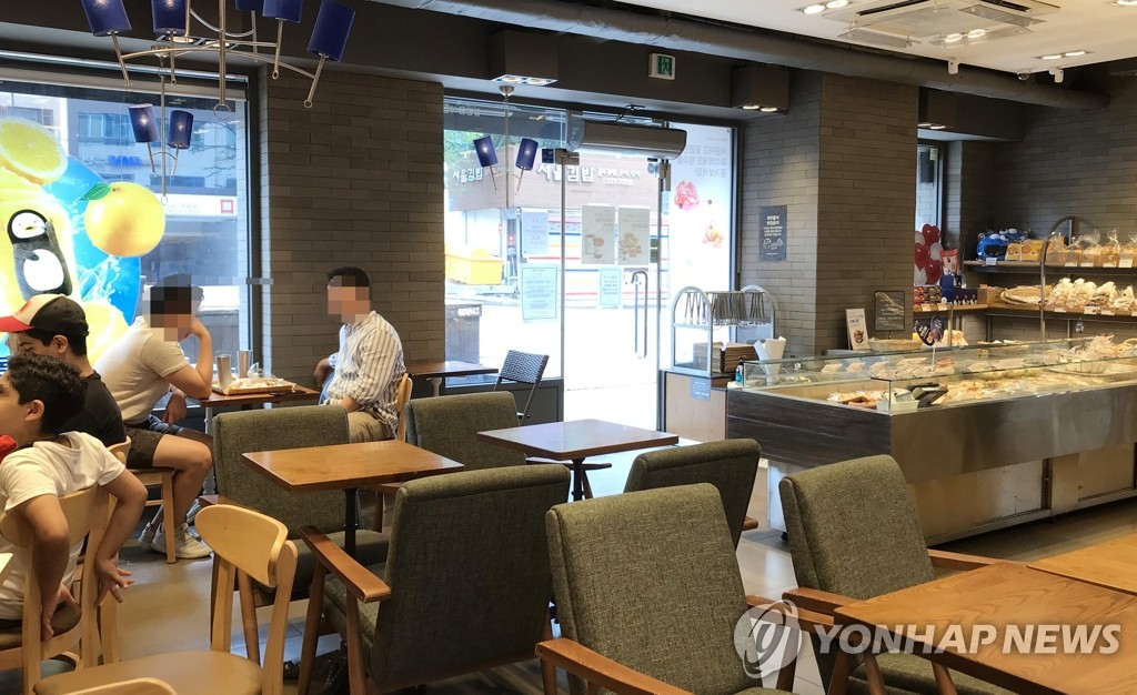 카페 매장 내 이용 금지에 제과점으로 몰린 손님들