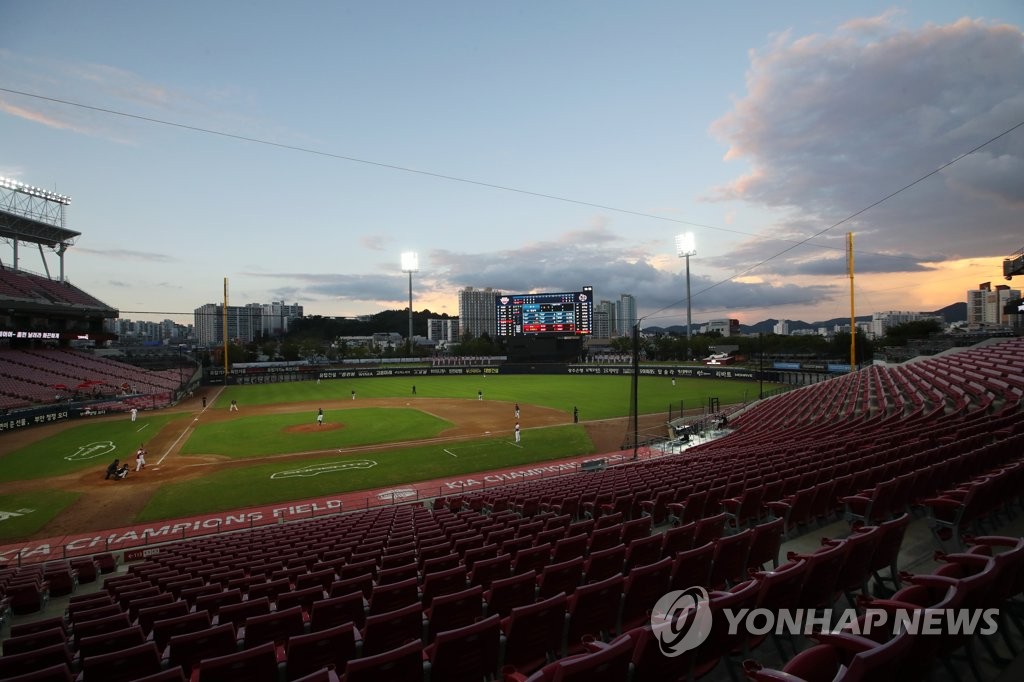 A Korea Baseball Organization regular season game between the Kia Tigers and the KT Wiz is being played at an empty Gwangju-Kia Champions Field in Gwangju, 330 kilometers south of Seoul, on Aug. 30, 2020. (Yonhap)