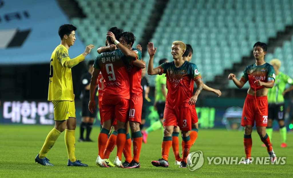 In this file photo from Aug. 30, 2020, Gangwon FC players celebrate their 2-1 victory over Jeonbuk Hyundai Motors in a K League 1 match at Jeonju World Cup Stadium in Jeonju, 240 kilometers south of Seoul. (Yonhap)