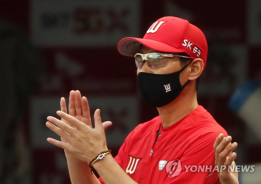SK Wyverns' manager Youm Kyoung-youb watches his club in action against the LG Twins during a Korea Baseball Organization regular season game at SK Happy Dream Park in Incheon, 40 kilometers west of Seoul, on Sept. 1, 2020. (Yonhap)