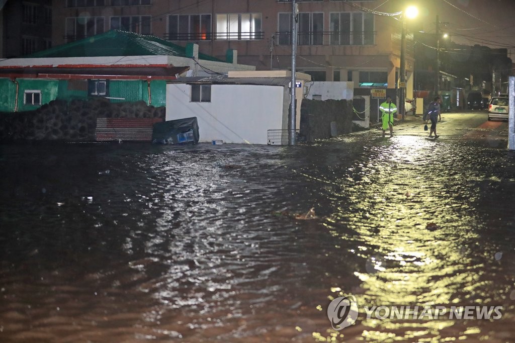浸水した住宅街＝３日、済州（聯合ニュース）