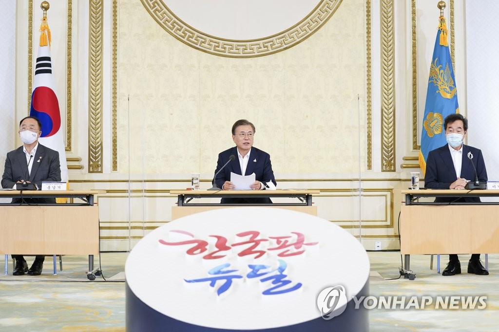 In the file photo dated Sept. 3, 2020, President Moon Jae-in (C) discusses strategies of the Korean New Deal project at a Cheong Wa Dae meeting in Seoul. (Yonhap)