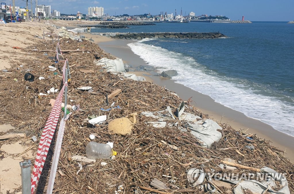 A beach in Gangneung, Gangwon Province, is full of garbage and debris on Sept. 4, 2020, after the east coast city was hit by two powerful typhoons over the past week. (Yonhap)