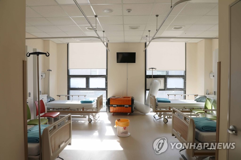 This photo, provided by the Armed Forces Medical Command, shows a hospital room for new coronavirus patients at the Armed Forces Capital Hospital in Seongnam, south of Seoul, which began receiving civilian virus patients on Sept. 9, 2020. (PHOTO NOT FOR SALE) (Yonhap) 