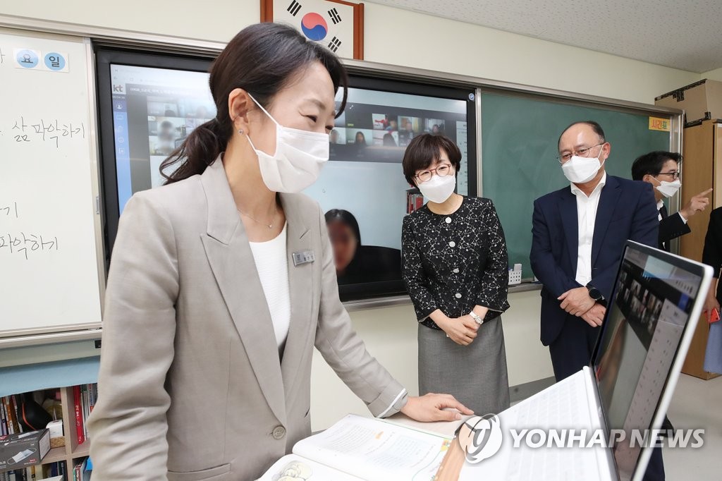 This photo, provided by KT Corp. on Sept. 8, 2020, shows an elementary school teacher using the company's online educational platform to teach students in Seoul. (PHOTO NOT FOR SALE) (Yonhap)