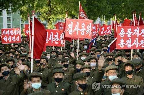 '태풍피해 복구' 평양 수도당원사단, 함경도 출발 전 평양 시내 행진