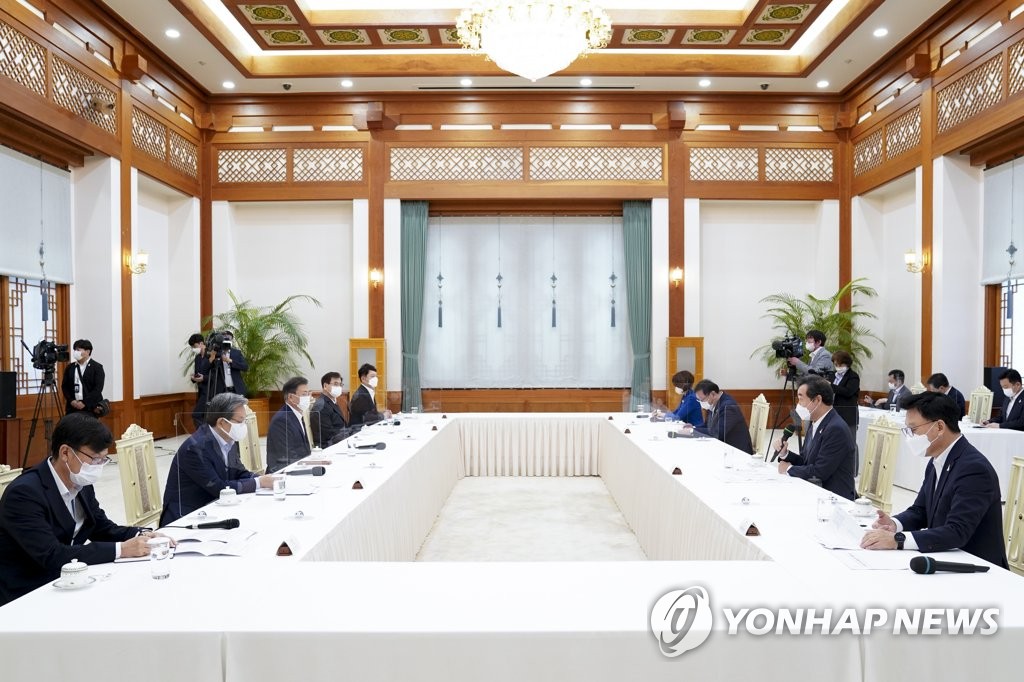President Moon Jae-in's meeting with a group of ruling Democratic Party officials is under way at Cheong Wa Dae in Seoul on Sept. 9, 2020. (Yonhap)