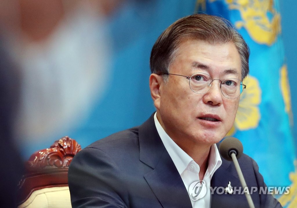 President Moon Jae-in holds a meeting with his senior secretaries at Cheong Wa Dae in Seoul on Sept. 14, 2020. (Yonhap)