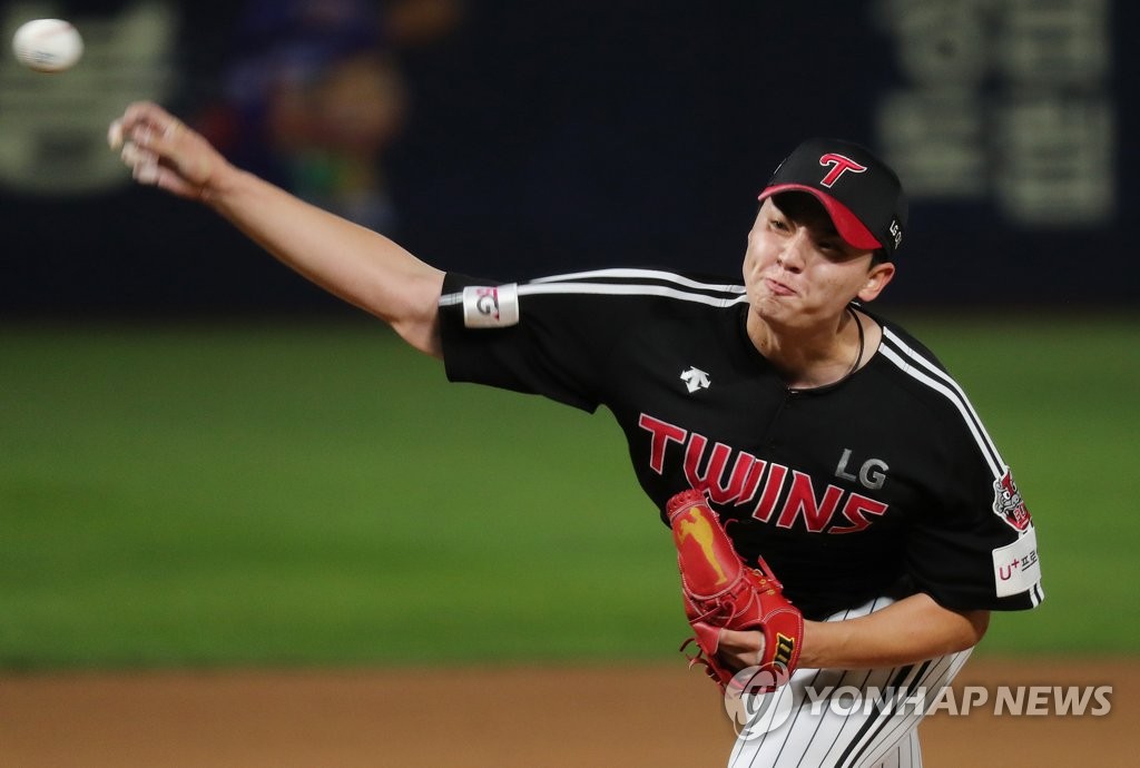 In this file photo from Sept. 24, 2020, Lee Min-ho of the LG Twins pitches against the NC Dinos in the bottom of the fifth inning of a Korea Baseball Organization regular season game at Changwon NC Park in Changwon, 400 kilometers southeast of Seoul. (Yonhap)
