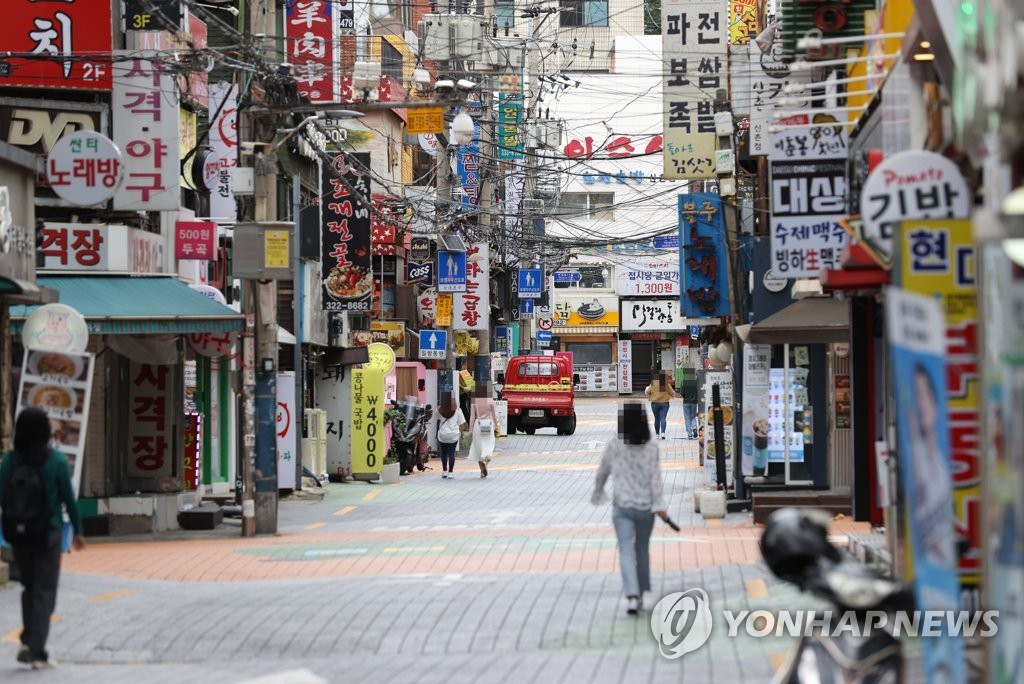 This photo, taken on Sept. 25, 2020, shows only a few people spotted in Seoul's university district of Shinchon amid the COVID-19 pandemic. (Yonhap)