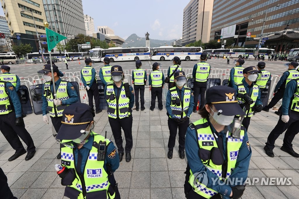 Police officers stand guard against mass rallies in downtown Seoul on Oct. 3, 2020. (Yonhap)
