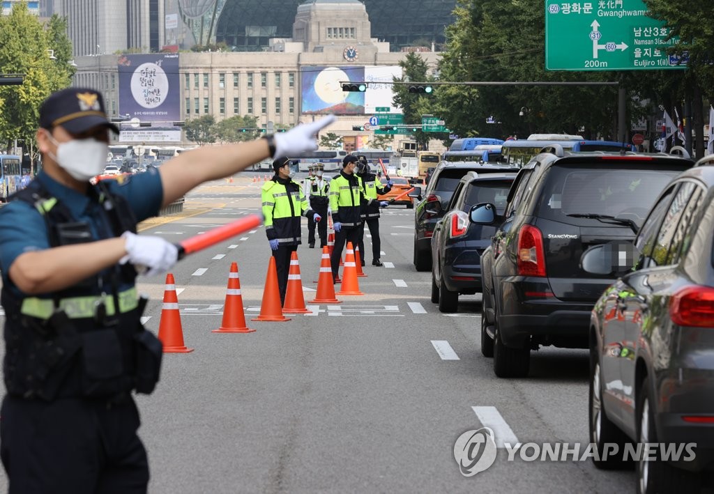 Police check vehicles heading to Gwanghwamun Square in central Seoul on Oct. 3, 2020, in an effort to prevent abrupt and illegal rallies amid the virus outbreak. (Yonhap)