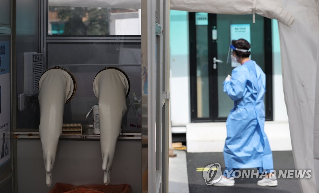 A medical staff member works at a makeshift clinic in central Seoul on Oct. 4, 2020. (Yonhap)