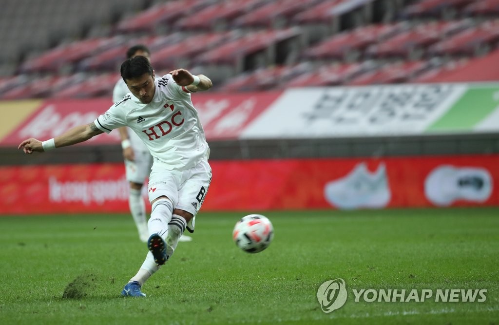 Park Jong-woo of Busan IPark takes a shot against FC Seoul during a K League 1 match at Seoul World Cup Stadium in Seoul on Oct. 4, 2020. (Yonhap)