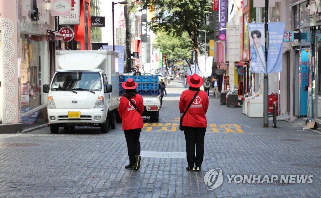 A street of Myeongdong in central Seoul is nearly empty on Oct. 5, 2020. (Yonhap)