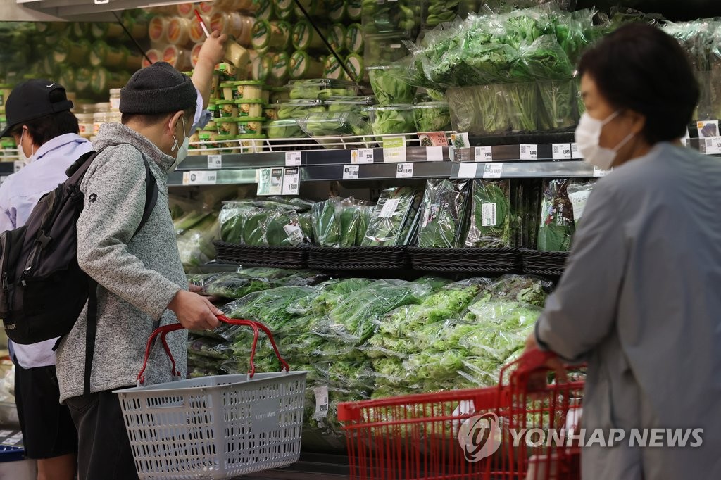 This file photo, taken Oct. 6, 2020, shows citizens shopping for groceries at a discount store in Seoul. (Yonhap)