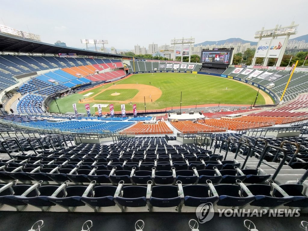 This photo shows empty seats at Jamsil Baseball Stadium in Seoul on Oct. 11, 2020. (Yonhap)