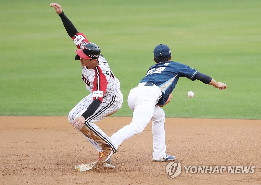Oh Ji-hwan of the LG Twins (L) beats the throw to second base with the NC Dinos' shortstop No Jin-hyuk on the bag during the bottom of the sixth inning of a Korea Baseball Organization regular season game at Jamsil Baseball Stadium in Seoul on Oct. 11, 2020. (Yonhap)