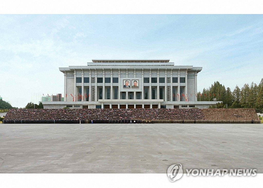 North Korean leader Kim Jong-un holds a photo session in front of the April 25 House of Culture in central Pyongyang on Oct. 11, 2020, with delegates who participated in the military parade for the 75th founding anniversary of the ruling Workers' Party the previous day, in this photo provided by the Rodong Sinmun on Oct. 12. (For Use Only in the Republic of Korea. No Redistribution) (Yonhap)