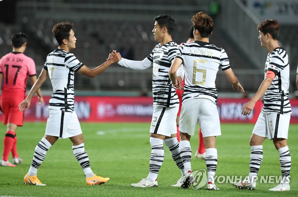 Members of the South Korean men's senior national football team celebrate their 3-0 victory against the under-23 national team in an exhibition match at Goyang Stadium in Goyang, Gyeonggi Province, on Oct. 12, 2020. (Yonhap)