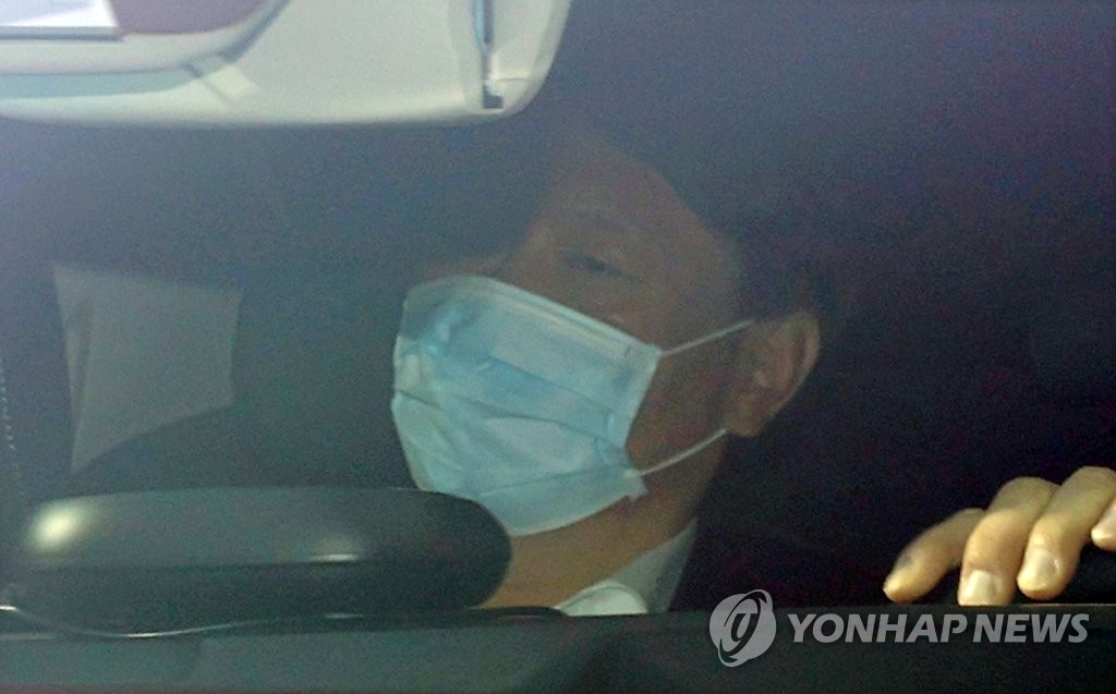 This photo shows Prosecutor-General Yoon Seok-yeol arriving at the Supreme Prosecutors Office in southern Seoul on Oct. 20, 2020. (Yonhap)