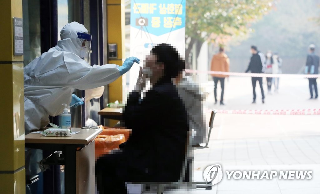 １０月下旬、新型コロナウイルスの感染者が出たソウル市内の高校。生徒が検査を受けている（資料写真）＝（聯合ニュース）