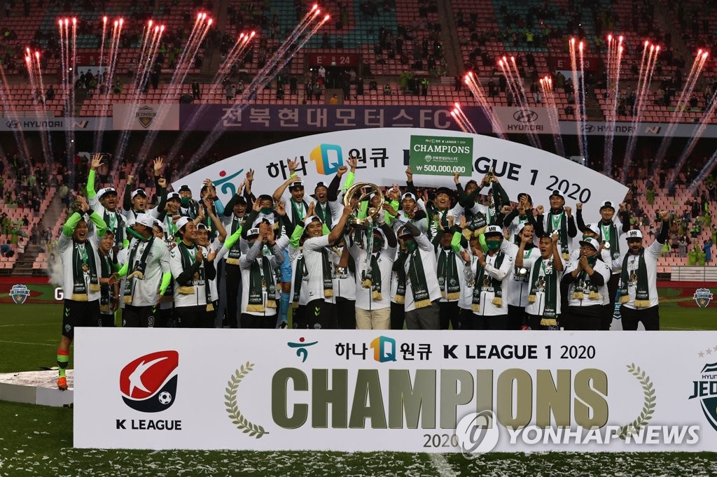 Members of Jeonbuk Hyundai Motors celebrate their 2020 K League 1 championship in a ceremony at Jeonju World Cup Stadium in Jeonju, 240 kilometers south of Seoul, on Nov. 1, 2020. (Yonhap)