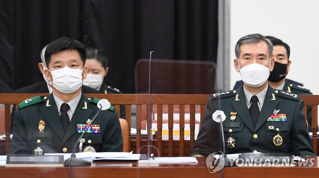 Los oficiales militares asisten, el 2 de noviembre de 2020, a una auditoría parlamentaria en el oeste de Seúl.