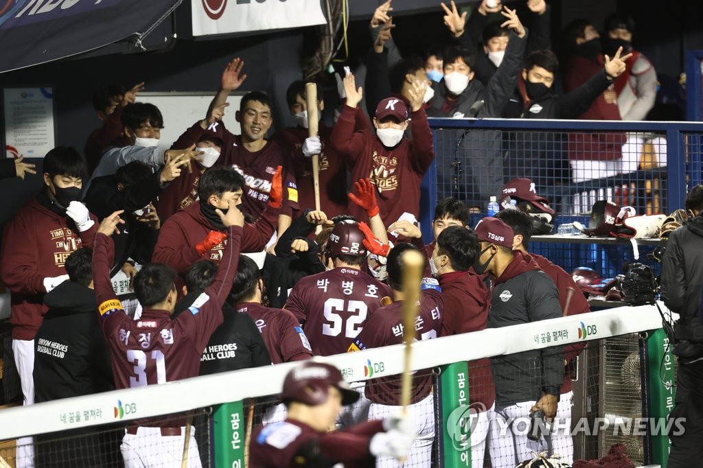 Members of the Kiwoom Heroes congratulate Park Byung-ho (C, 52) in the dugout after Park's solo home run against the LG Twins during the top of the seventh inning of a Korea Baseball Organization Wild Card game at Jamsil Baseball Stadium in Seoul on Nov. 2, 2020. (Yonhap)