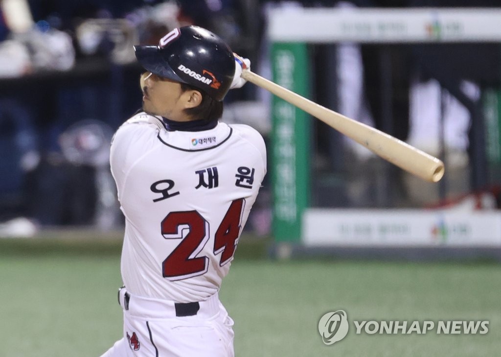 Oh Jae-won of the Doosan Bears hits an RBI double against the LG Twins in the bottom of the fourth inning of Game 1 of the Korea Baseball Organization first-round playoff series at Jamsil Baseball Stadium in Seoul on Nov. 4, 2020. (Yonhap)