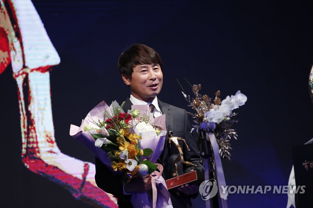 In this file photo from Nov. 5, 2020, Pohang Steelers head coach Kim Gi-dong speaks after being named the 2020 K League 1 Coach of the Year at a ceremony in Seoul. (Yonhap)