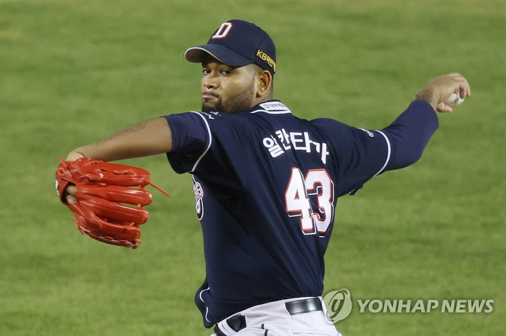 Bears' Raul Alcantara wins top pitching award in S. Korean baseball