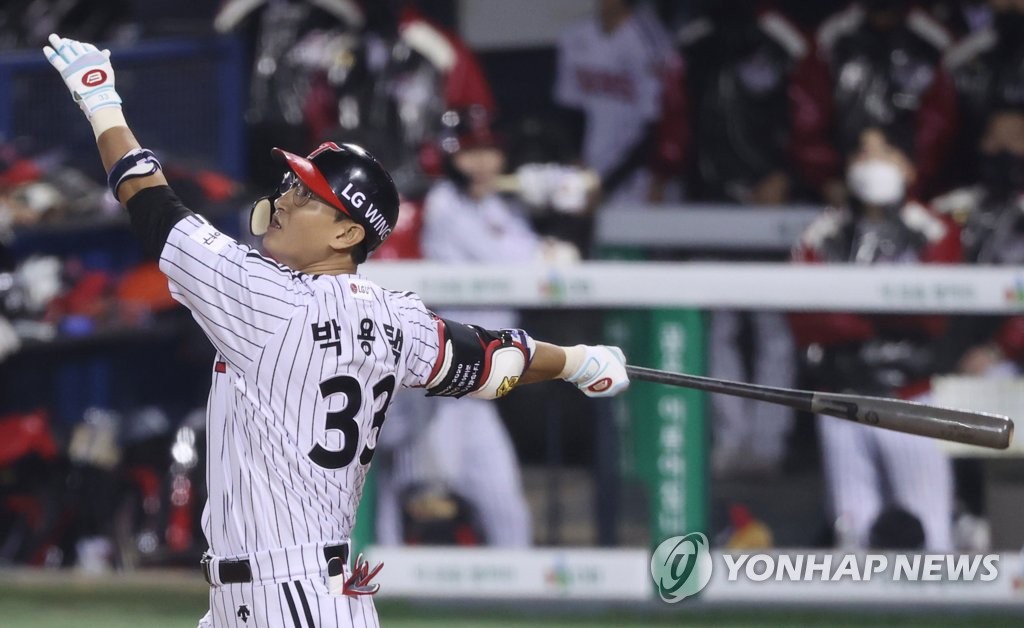 Park Yong-taik of the LG Twins watches his pop fly against the Doosan Bears during the bottom of the eighth inning of Game 2 of the Korea Baseball Organization first-round playoff series at Jamsil Baseball Stadium in Seoul on Nov. 5, 2020. (Yonhap)